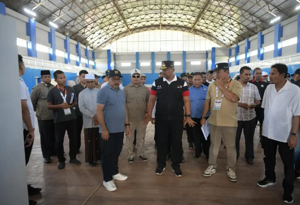 Foto: Penjabat Gubernur Aceh, Dr. H. Safrizal ZA, M.Si, bersama Penjabat Bupati Aceh Besar, Muhammad Iswanto, melakukan Peninjauan Venue pertandingan Cabor Kurash PON XXI Aceh-Sumut, di GOR Jantho Sport Center. Minggu, 01/09/2024