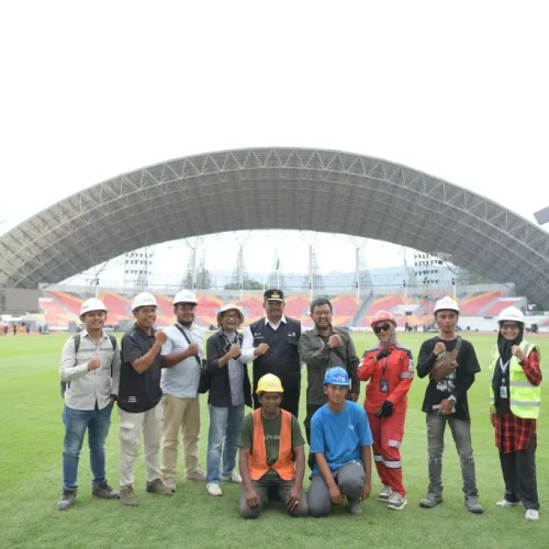 Foto Pj Gubernur Aceh, Dr. H. Safrizal ZA, M.Si, melakukan inspeksi mendadak (sidak) guna meninjau persiapan opening ceremony PON XXI Aceh-Sumut di Stadion Harapan Bangsa (SHB), Senin, (2/9/2024).