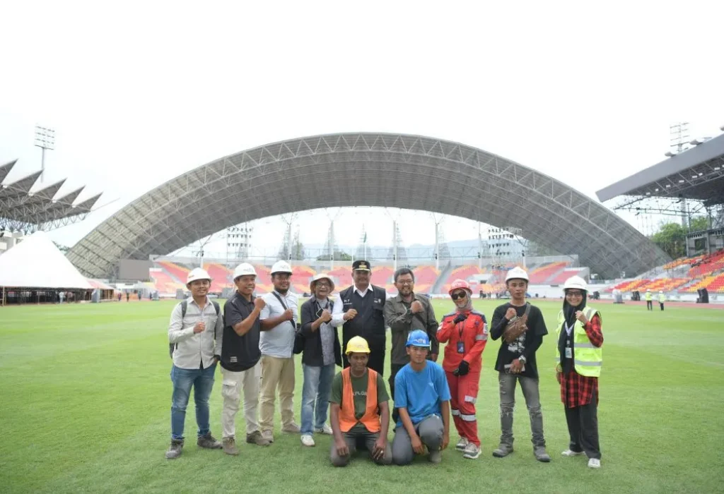Foto Pj Gubernur Aceh, Dr. H. Safrizal ZA, M.Si, melakukan inspeksi mendadak (sidak) guna meninjau persiapan opening ceremony PON XXI Aceh-Sumut di Stadion Harapan Bangsa (SHB), Senin, (2/9/2024).