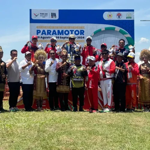 Foto : Atlet Aerosport Paramotor pada awal pelaksanaan pertandingan, 29 s/d 30-8-2024, Pekan Olahraga Nasional (PON) ke XXI Aceh Sumut Tahun 2024 di venue Bandara Malikussaleh, Aceh Utara, berhasil menyumbang 2 emas dan 1 perak pada 4 nomor yang dipertandingkan.