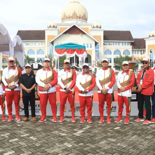 Foto: Penjabat Bupati Aceh Utara Dr Mahyuzar, MSi, memimpin upacara penyambutan kirab api Pekan Olahraga Nasional (PON) XXI Tahun 2024 Aceh-Sumut, berlangsung di lapangan upacara Landing Kecamatan Lhoksukon, Selasa, 3 September 2024.