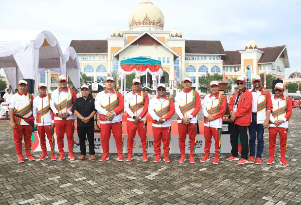 Foto: Penjabat Bupati Aceh Utara Dr Mahyuzar, MSi, memimpin upacara penyambutan kirab api Pekan Olahraga Nasional (PON) XXI Tahun 2024 Aceh-Sumut, berlangsung di lapangan upacara Landing Kecamatan Lhoksukon, Selasa, 3 September 2024.