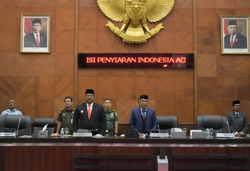 Foto: Pj. Gubernur Aceh, Dr. H. Safrizal ZA mengikuti rapat paripurna Rancangan Kerja Tahunan (RKT) di gedung utama DPRA, rabu, 04/09/2024