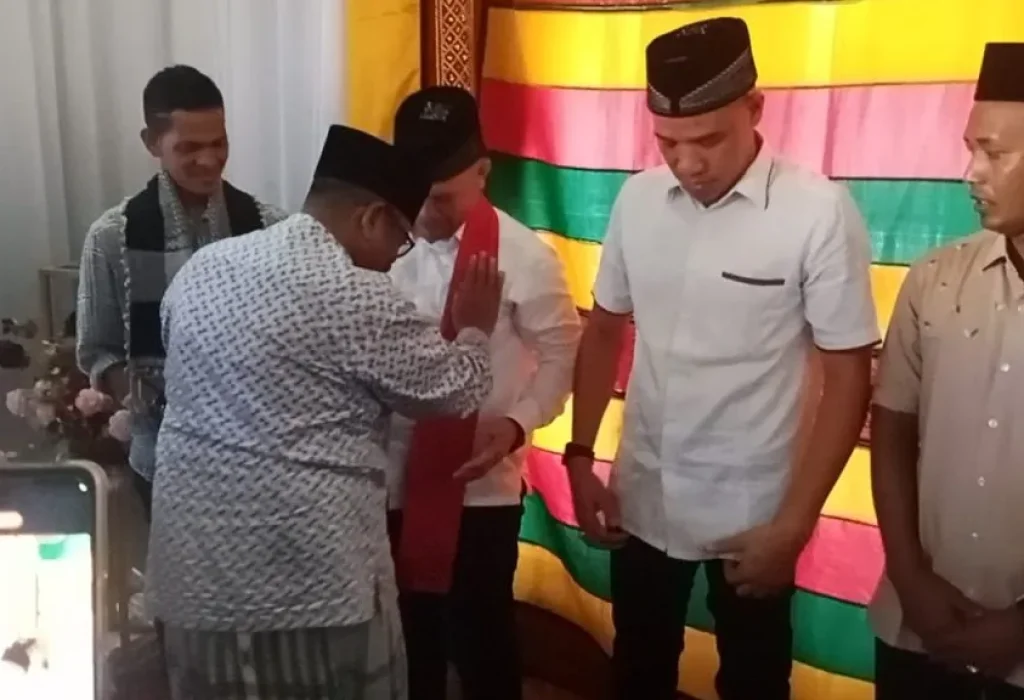 Foto: Calon Bupati dan Wakil Bupati Aceh Utara H. Ismail A Jalil, SE.,MM (Ayah Wa) dan Tarmizi Panyang,S.I.Kom (Panyang)  di Peusijuk Ayah Min Cot Trueng