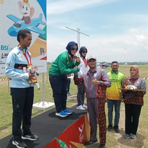 Foto: Atlet Jatim Devy Rebut 2 Emas Sekaligus Cabor Terbang Layang
