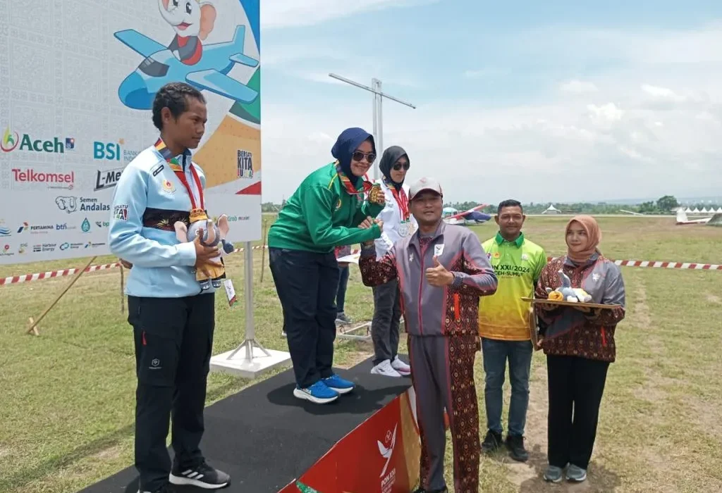 Foto: Atlet Jatim Devy Rebut 2 Emas Sekaligus Cabor Terbang Layang