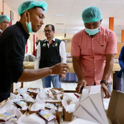 Foto: Plh sekda Aceh Azwardi selaku ketua harian PB PON XXI Aceh-Sumut, Meninjau kesiapan Konsumsi di SMK 3 Banda Aceh , Minggu 15 September 2024
