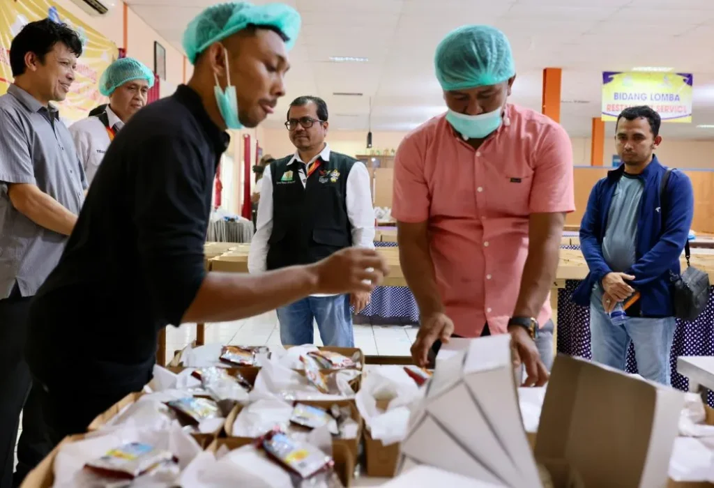 Foto: Plh sekda Aceh Azwardi selaku ketua harian PB PON XXI Aceh-Sumut, Meninjau kesiapan Konsumsi di SMK 3 Banda Aceh , Minggu 15 September 2024