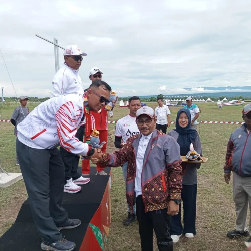 Foto: Anggota DPD RI asal Aceh H Sudirman, SE, alias Haji Uma turut menghadiri Upacara Penghormatan Pemenang (UPP) cabor terbang layang PON XXI Aceh - Sumut, dan berkenan mengalungkan medali kepada para pemenang, Senin, 16 September 2024.