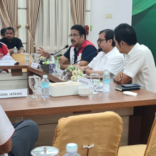Foto: Plh Sekda Aceh yang juga Ketua Harian PB PON, Azwardi, memimpin rapat para perwakilan CDM seluruh provinsi dengan PB PON XXI wilayah Aceh, di Rumah Dinas Wakil Gubernur Aceh, Senin, (16/09/2024).