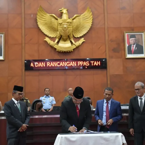 Foto: Pj Gubernur Aceh, Safrizal bersama Ketua DPR Aceh Zulfadhli, menandatangani nota kesepakatan bersama KUA dan PPAS  Tahun Anggaran 2025 dalam rapat paripurna di Gedung DPRA, Selasa, (17/9/2024) malam.