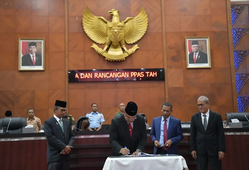 Foto: Pj Gubernur Aceh, Safrizal bersama Ketua DPR Aceh Zulfadhli, menandatangani nota kesepakatan bersama KUA dan PPAS  Tahun Anggaran 2025 dalam rapat paripurna di Gedung DPRA, Selasa, (17/9/2024) malam.