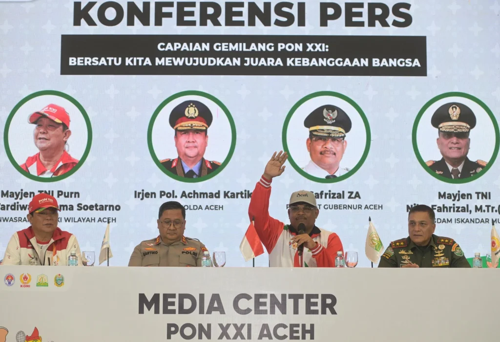 Foto: Penjabat Gubernur Aceh Dr. H. Safrizal ZA, M.Si.,bersama Pangdam IM, Kapolda Aceh, dan Panwasrah PON XXI Wilayah Aceh, melakukan kompres tentang capaian palaksanaan PON XXI/2024 Wilayah Aceh, di Hermes Hotel Banda Aceh, Rabu, 18/9/2024