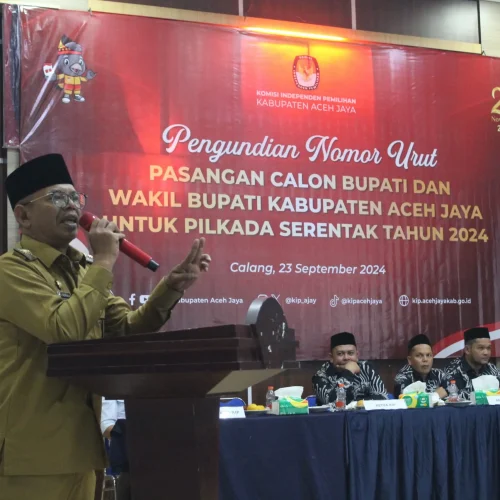 Foto: Pj. Bupati Aceh Jaya, Dr. A. Murtala, M.Si., menghadiri acara pengundian nomor urut pasangan Calon Bupati dan Wakil Bupati Kabupaten Aceh Jaya untuk Pilkada serentak 2024 di Aula DPMPKB Aceh Jaya pada senin, 23 September 2024.