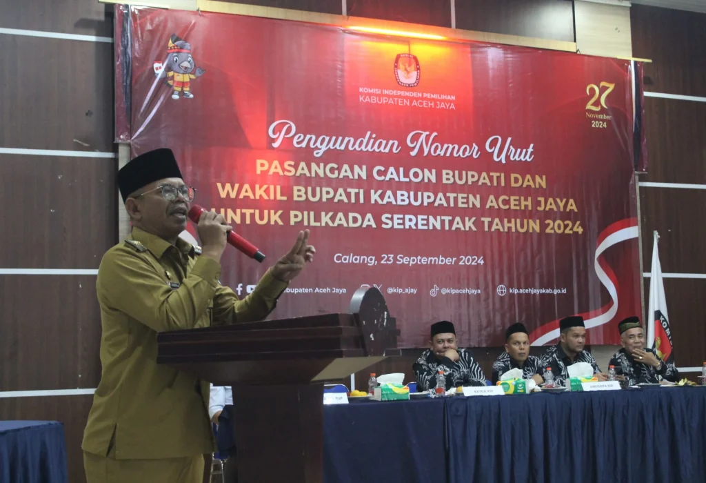 Foto: Pj. Bupati Aceh Jaya, Dr. A. Murtala, M.Si., menghadiri acara pengundian nomor urut pasangan Calon Bupati dan Wakil Bupati Kabupaten Aceh Jaya untuk Pilkada serentak 2024 di Aula DPMPKB Aceh Jaya pada senin, 23 September 2024.