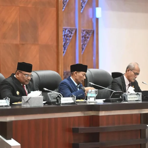 Foto: Pj. Gubernur Aceh, Dr,H Safrizal, ZA , M.Si menghadiri rapat paripurna DPRA Aceh Tahun 2024 dengan agenda penyampaian pendapat badan anggaran DPR Aceh terhadap rancangan Qanun Aceh tentang APBA tahun anggaran 2025 di gedung serbaguna DPRA Banda Aceh, 24/9/2024.