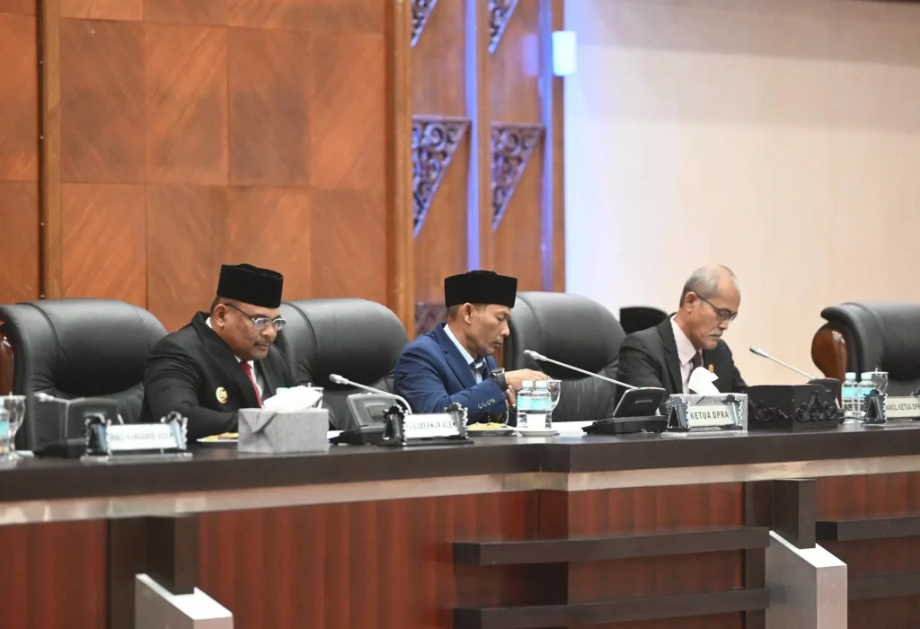 Foto: Pj. Gubernur Aceh, Dr,H Safrizal, ZA , M.Si menghadiri rapat paripurna DPRA Aceh Tahun 2024 dengan agenda penyampaian pendapat badan anggaran DPR Aceh terhadap rancangan Qanun Aceh tentang APBA tahun anggaran 2025 di gedung serbaguna DPRA Banda Aceh, 24/9/2024.