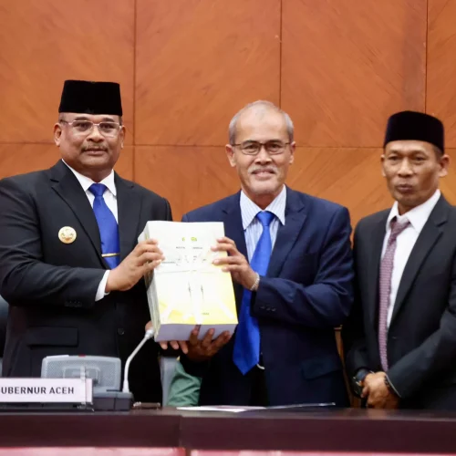 Foto: Penjabat Gubernur Aceh Dr, H Safrizal ZA, M.Si menyerahkan SK Perpanjangan masa jabatan Penjabat Bupati Aceh Selatan kepada Cut Syazalisma.