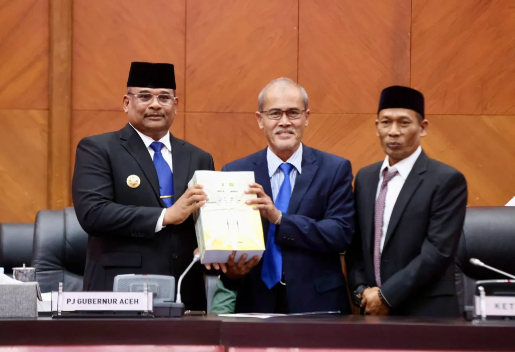Foto: Penjabat Gubernur Aceh Dr, H Safrizal ZA, M.Si menyerahkan SK Perpanjangan masa jabatan Penjabat Bupati Aceh Selatan kepada Cut Syazalisma.
