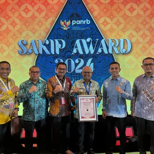 Foto: Pj. Bupati Aceh Jaya menerima penghargaan dari Menteri Pendayagunaan Aparatur Negara dan Reformasi Birokrasi (PANRB), Abdullah Azwar Anas, pada kegiatan SAKIP AWARD 2024 yang bertajuk "Menguatkan Sinergi, Mewujudkan Akuntabilitas untuk Indonesia Maju" pada hari Rabu, (01/09/2024) di Jakarta.