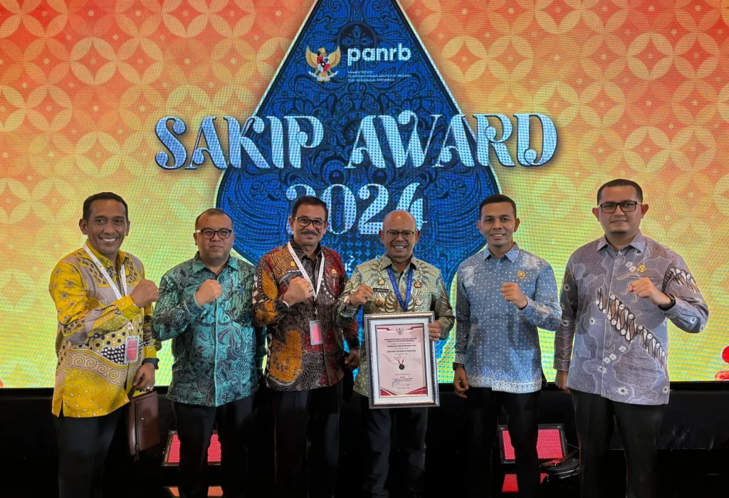 Foto: Pj. Bupati Aceh Jaya menerima penghargaan dari Menteri Pendayagunaan Aparatur Negara dan Reformasi Birokrasi (PANRB), Abdullah Azwar Anas, pada kegiatan SAKIP AWARD 2024 yang bertajuk "Menguatkan Sinergi, Mewujudkan Akuntabilitas untuk Indonesia Maju" pada hari Rabu, (01/09/2024) di Jakarta.