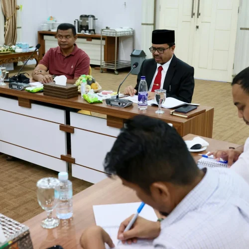 Foto: Pelaksana Harian (Plh) Sekretaris Daerah Aceh, Azwardi, memimpin rapat persiapan menjelang peringatan Bulan Pengurangan Risiko Bencana (PRB) tahun 2024 yang akan berlangsung pada 8 hingga 10 Oktober 2024 di Banda Aceh. Rapat berlangsung di Rumah Dinas Wakil Gubernur Aceh, Sabtu (5/10/2024).