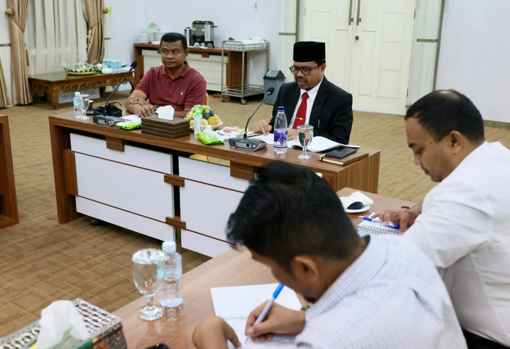 Foto: Pelaksana Harian (Plh) Sekretaris Daerah Aceh, Azwardi, memimpin rapat persiapan menjelang peringatan Bulan Pengurangan Risiko Bencana (PRB) tahun 2024 yang akan berlangsung pada 8 hingga 10 Oktober 2024 di Banda Aceh. Rapat berlangsung di Rumah Dinas Wakil Gubernur Aceh, Sabtu (5/10/2024).