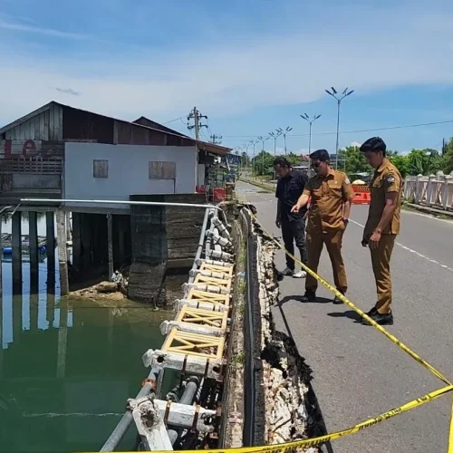 Foto: Pemerintah Kota (Pemko) Lhokseumawe lakukan peninjauan ke jembatan Loskala yang mengalami kerusakan