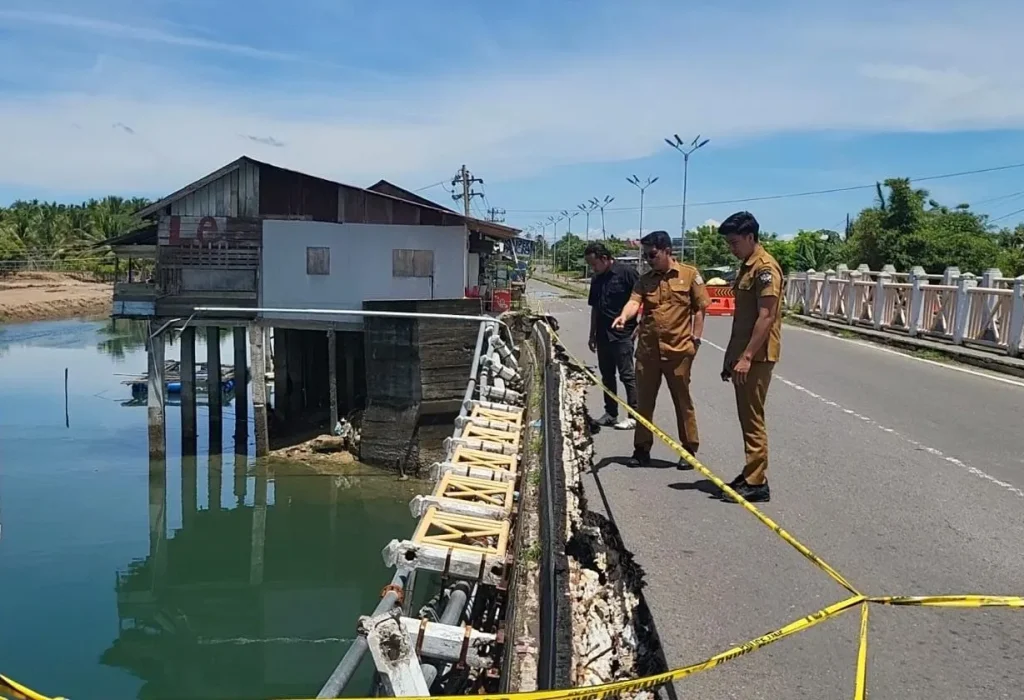 Foto: Pemerintah Kota (Pemko) Lhokseumawe lakukan peninjauan ke jembatan Loskala yang mengalami kerusakan