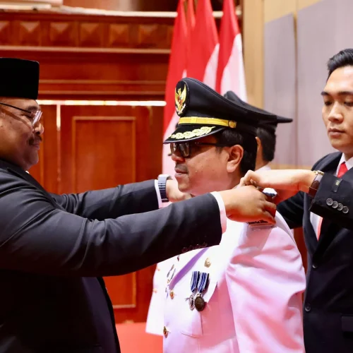 Foto: Penjabat Gubernur Aceh, Dr. H. Safrizal ZA, M.Si, melakukan menyematkan Pangkat kepada Pj Bupati Aceh Barat, Azwardi di Anjong Mon Mata, Meuligoe Gubernur Aceh, Jumat, 11 Oktober 2024,