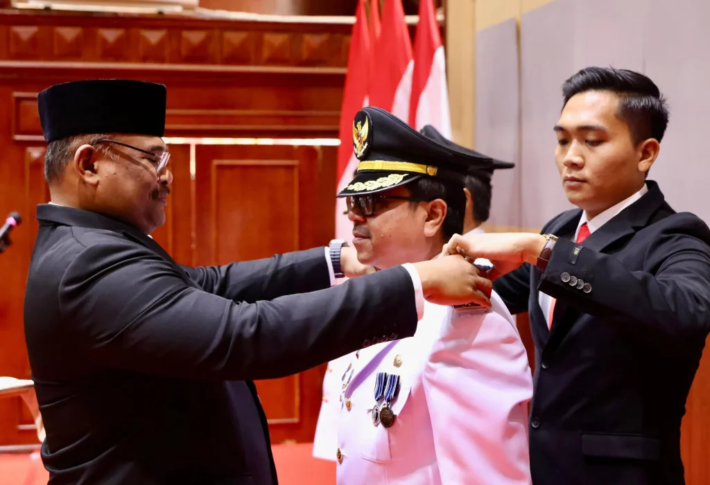 Foto: Penjabat Gubernur Aceh, Dr. H. Safrizal ZA, M.Si, melakukan menyematkan Pangkat kepada Pj Bupati Aceh Barat, Azwardi di Anjong Mon Mata, Meuligoe Gubernur Aceh, Jumat, 11 Oktober 2024,