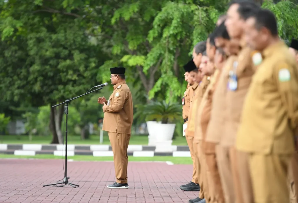 Foto: Penjabat Gubernur Aceh, Dr. H. Safrizal ZA, M.Si., memimpin Apel Senin yang diikuti seluruh Pejabat Eselon II, III dan IV juga ASN dilingkungan kantor gubernur, di Lapangan Upacara Kantor Gubernur, Senin, 14/10/2024