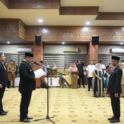 Foto: Penjabat Gubernur Aceh, Dr. H. Safrizal ZA, M.Si, melakukan pengambilan sumpah jabatan dan pelantikan Khudri, S.Ag. MA sebagai Sekretaris Dewan Perwakilan Rakyat Aceh di Gedung Serbaguna Sekda Aceh ,Senin, 14/10/2024,