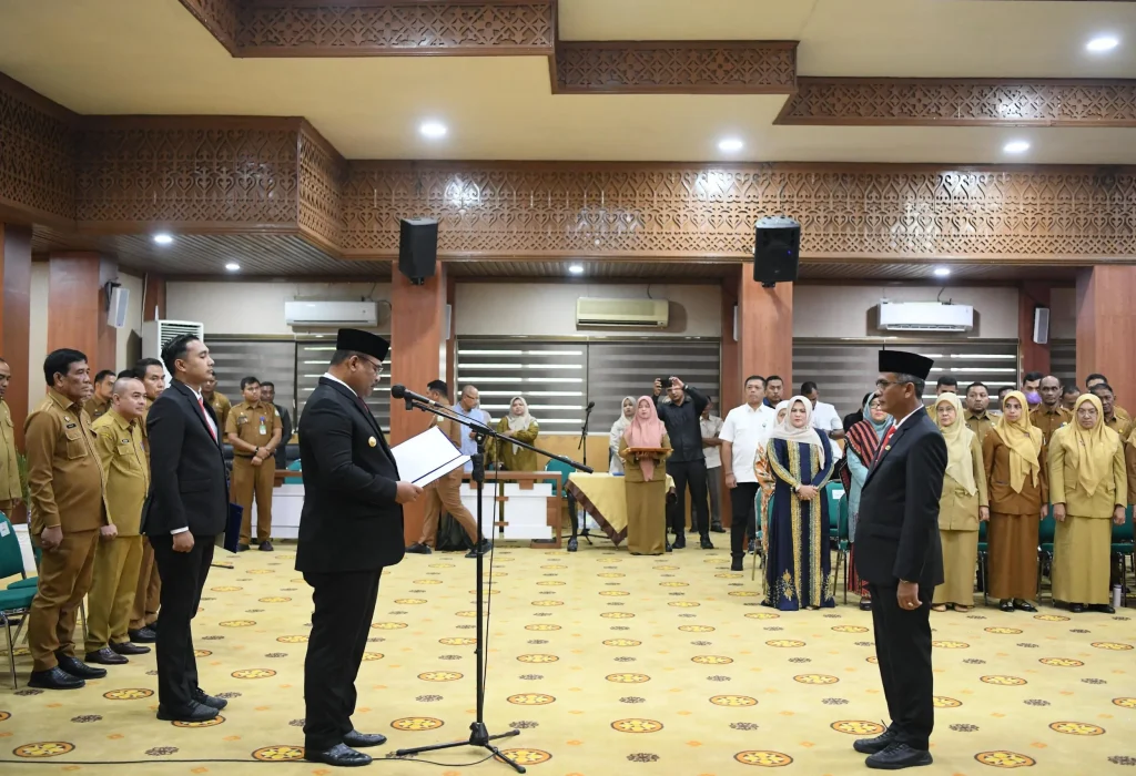 Foto: Penjabat Gubernur Aceh, Dr. H. Safrizal ZA, M.Si, melakukan pengambilan sumpah jabatan dan pelantikan Khudri, S.Ag. MA sebagai Sekretaris Dewan Perwakilan Rakyat Aceh di Gedung Serbaguna Sekda Aceh ,Senin, 14/10/2024,