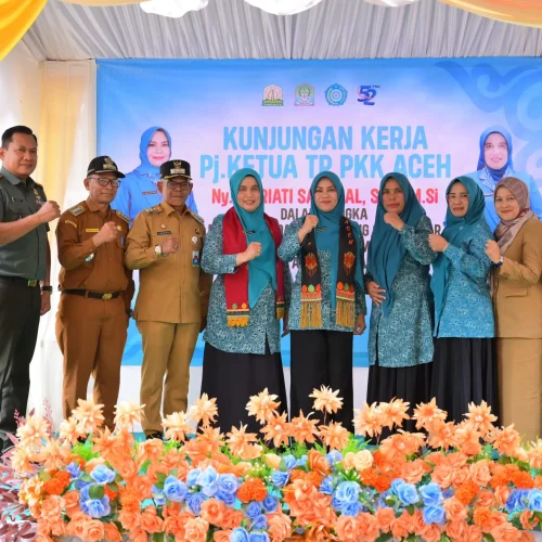 Foto:  Pj. Ketua TP PKK Aceh, Ny. Safriati Safrizal, S.Si., M.Si mengunjungi di Gampong Sango, Kecamatan Jaya, Kabupaten Aceh Jaya pada Senin, 14 Oktober 2024 disambut hangat Pj. Bupati Aceh Jaya, Dr. A. Murtala, M.Si., bersama Pj. Ketua TP PKK Aceh Jaya, Mahdalena, S.E., MSM.