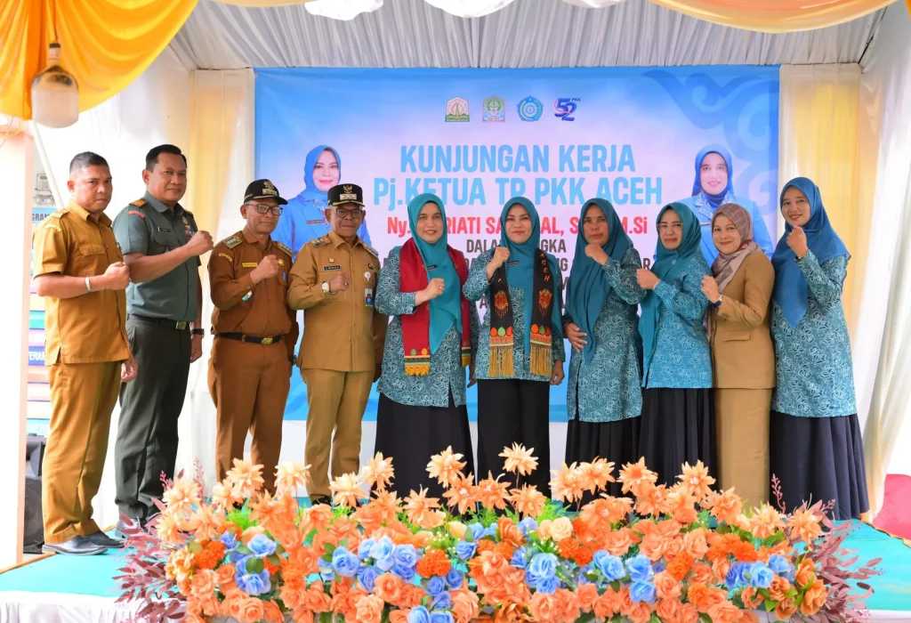 Foto:  Pj. Ketua TP PKK Aceh, Ny. Safriati Safrizal, S.Si., M.Si mengunjungi di Gampong Sango, Kecamatan Jaya, Kabupaten Aceh Jaya pada Senin, 14 Oktober 2024 disambut hangat Pj. Bupati Aceh Jaya, Dr. A. Murtala, M.Si., bersama Pj. Ketua TP PKK Aceh Jaya, Mahdalena, S.E., MSM.