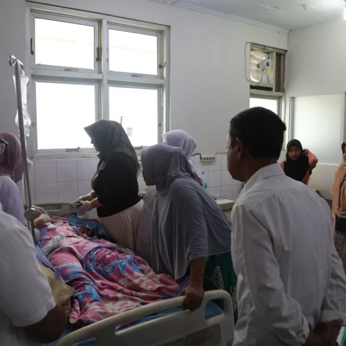 Foto: Sekretaris Daerah (Sekda) Kota Lhokseumawe, T Adnan saat meninjau kondisi para korban penyiraman air baterai