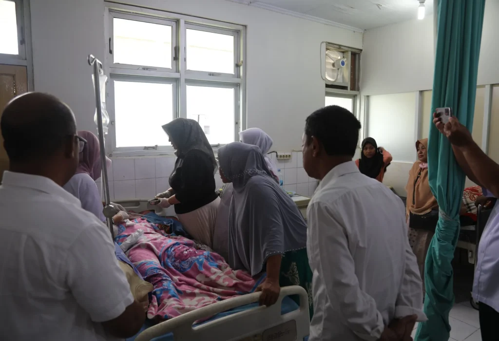 Foto: Sekretaris Daerah (Sekda) Kota Lhokseumawe, T Adnan saat meninjau kondisi para korban penyiraman air baterai