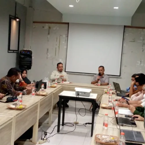 Foto: Kepala Bidang Dalduk, KB, dan KS, Muhammad Azhar memimpin rapat  Teknis TPPS Bidang Konvergensi