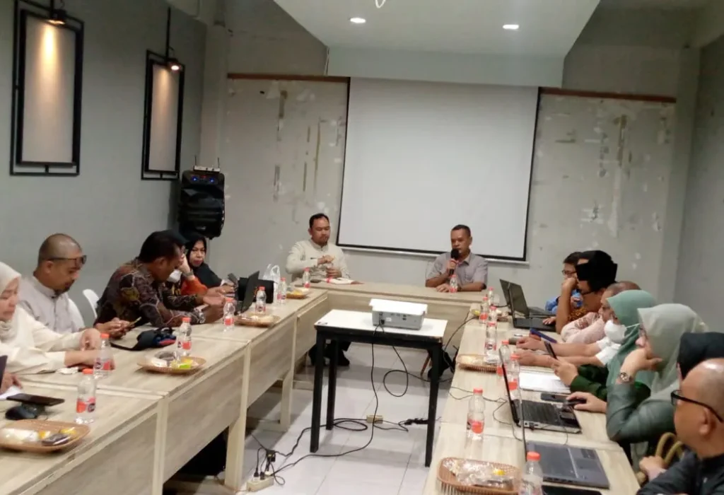 Foto: Kepala Bidang Dalduk, KB, dan KS, Muhammad Azhar memimpin rapat  Teknis TPPS Bidang Konvergensi