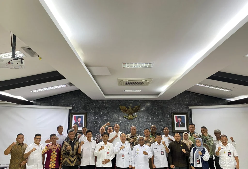 Foto: Penjabat (Pj.) Bupati Aceh Utara, Mahyuzar, mendapat apresiasi saat mengikuti evaluasi kinerja Penjabat Kepala Daerah yang dilaksanakan di Lantai 8, Gedung Inspektorat Jenderal Kementerian Dalam Negeri (Kemendagri), Jakarta, pada Rabu, 23 Oktober 2024