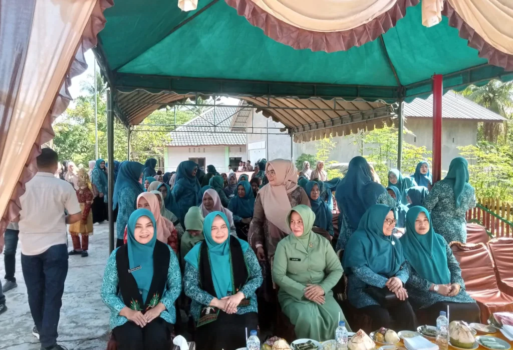 Foto: Penjabat Ketua TP-PKK Provinsi Aceh Ny Safriati Safrizal, SSi, MSi, mengunjungi Gampong Alue Rambe Kecamatan Kuta Makmur Kabupaten Aceh Utara dalam rangka pembinaan dan penilaian lomba Gampong Mawadah Warahmah (Gammawar), Jumat, 25 Oktober 2024