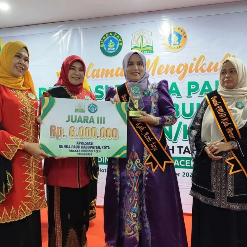 Foto: Penjabat (Pj) Bunda PAUD Aceh Jaya, Mahdalena, S.E., M.S.M., meraih juara III  Ajang Apresiasi Bunda PAUD Kabupaten/Kota Tingkat Provinsi Aceh Tahun 2024. Kegiatan berlangsung selama tiga hari, mulai dari tanggal 27 hingga 29 Oktober 2024, di Banda Aceh.