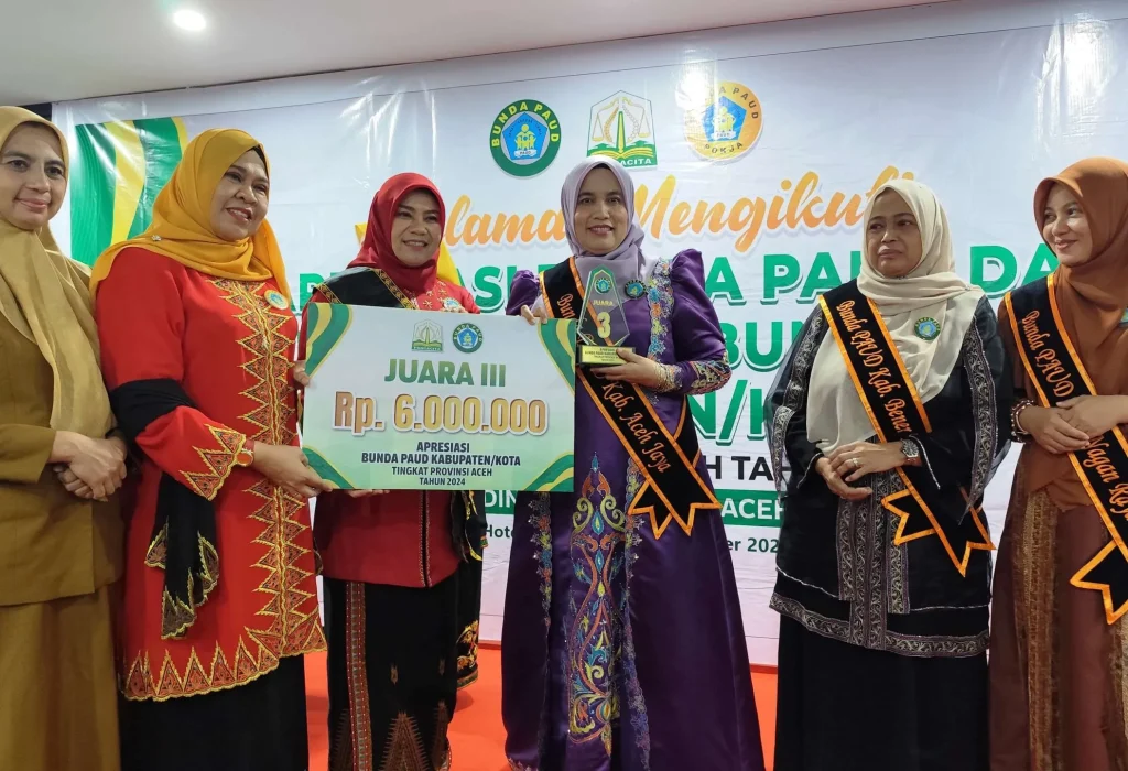 Foto: Penjabat (Pj) Bunda PAUD Aceh Jaya, Mahdalena, S.E., M.S.M., meraih juara III  Ajang Apresiasi Bunda PAUD Kabupaten/Kota Tingkat Provinsi Aceh Tahun 2024. Kegiatan berlangsung selama tiga hari, mulai dari tanggal 27 hingga 29 Oktober 2024, di Banda Aceh.