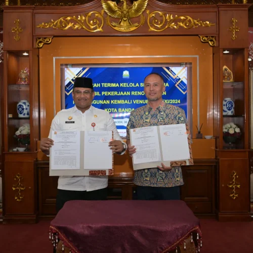 Foto: Pj Gubernur Aceh Dr, H, Safrizal, ZA, M.Si melakukan penandatanganan Serah Terima Kelola Sementara Hasil Pekerjaan Renovasi Pembangunan Kembali Venue PON XXI/2024, di ruang tengah Meuligoe Gubernur Aceh, Rabu (30/10/2024)