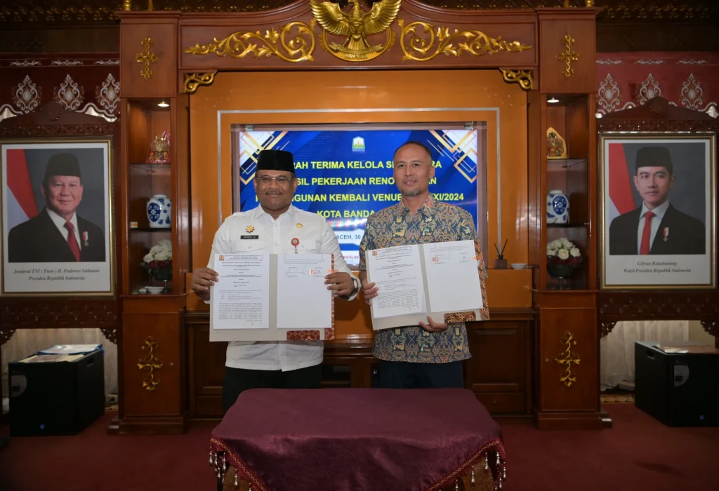 Foto: Pj Gubernur Aceh Dr, H, Safrizal, ZA, M.Si melakukan penandatanganan Serah Terima Kelola Sementara Hasil Pekerjaan Renovasi Pembangunan Kembali Venue PON XXI/2024, di ruang tengah Meuligoe Gubernur Aceh, Rabu (30/10/2024)