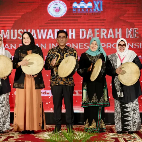 Foto: Plt Sekretaris Daerah Aceh, Drs. Muhammad Diwarsyah, M,Si, atas nama Gubernur Aceh, memberi sambutan sekaligus membuka acara Musda ke XI Ikatan Bidan Indonesia (IBI) Provinsi Aceh, di Hotel Hermes Palace, Minggu, 3/11/2024