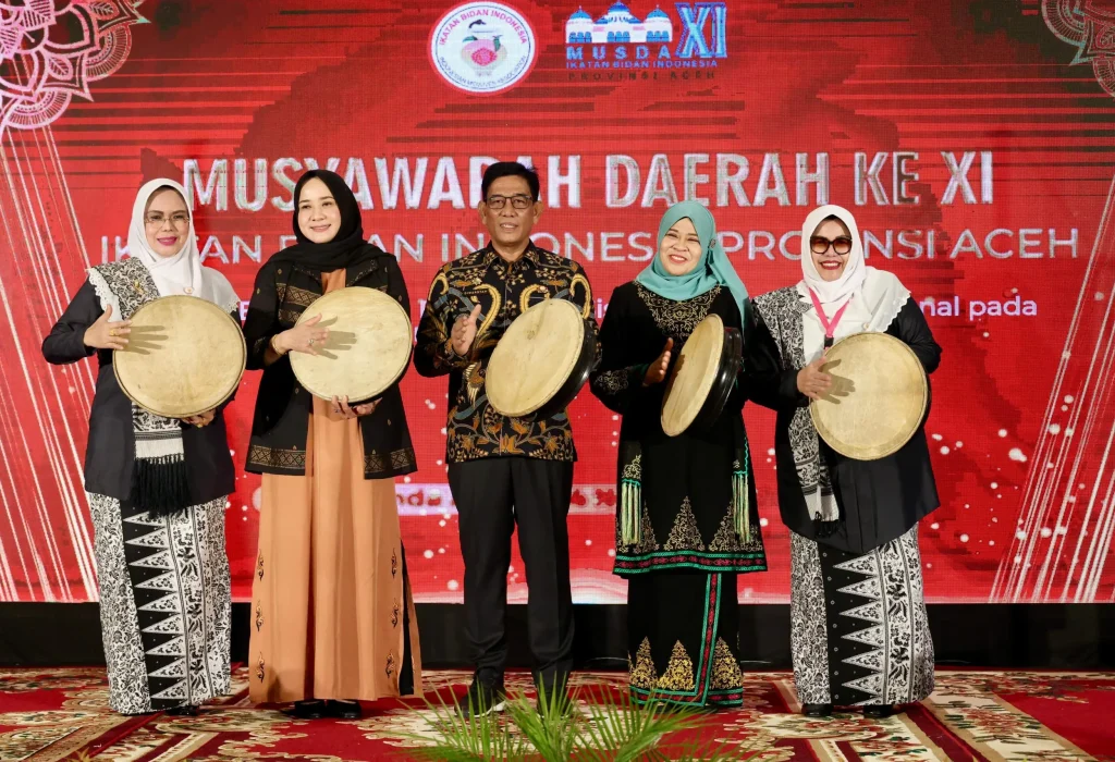 Foto: Plt Sekretaris Daerah Aceh, Drs. Muhammad Diwarsyah, M,Si, atas nama Gubernur Aceh, memberi sambutan sekaligus membuka acara Musda ke XI Ikatan Bidan Indonesia (IBI) Provinsi Aceh, di Hotel Hermes Palace, Minggu, 3/11/2024
