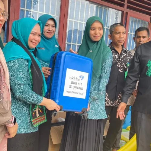 Foto:  Kepala Dinas Pemberdayaan Masyarakat, Pengendalian Penduduk, dan Keluarga Berencana (DPMPPKB) Kabupaten Aceh Utara, Fuad Mukhtar, S.Sos., M.S.M., mendampingi Pj Ketua TP PKK Aceh Utara menerima Kit Stunting yang diserahkan langsung Pj Ketua PKK Aceh, Hj Safriati