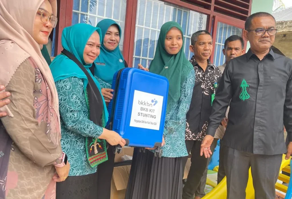 Foto:  Kepala Dinas Pemberdayaan Masyarakat, Pengendalian Penduduk, dan Keluarga Berencana (DPMPPKB) Kabupaten Aceh Utara, Fuad Mukhtar, S.Sos., M.S.M., mendampingi Pj Ketua TP PKK Aceh Utara menerima Kit Stunting yang diserahkan langsung Pj Ketua PKK Aceh, Hj Safriati